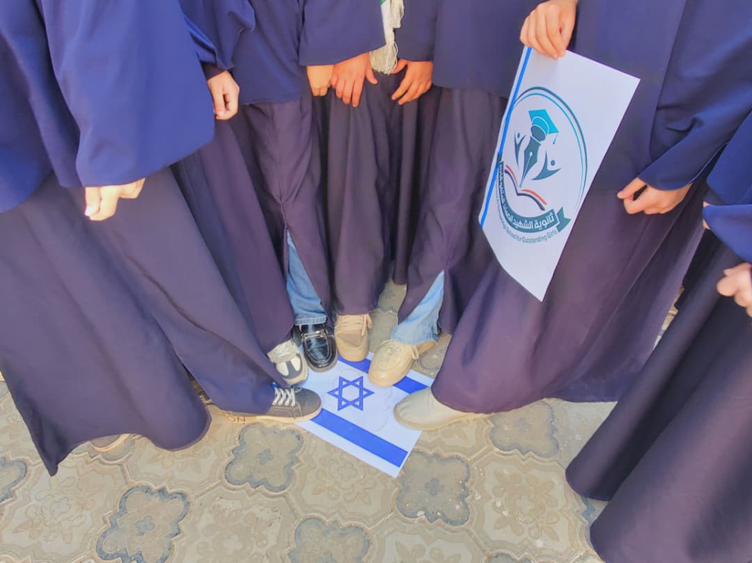 ahschoolye's tweet photo. نظمت طالبات وجميع كادر ثانوية الشهيد الصماد للمتفوقات وثانوية الشهيد الصماد للعلوم الشرعية اليوم وقفة احتجاجية غاضبة ، تجسيداً للوعي العالي وتأكيداً على المعادلة الإيمانية "الحصار بالحصار والتصعيد بالتصعيد " جهادا في سبيل الله ، وابتغاء لمرضاته  . https://t.co/rrMgaKR0K8