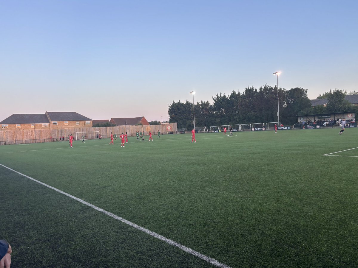 KurtVince6's tweet photo. 2-1 to Pagham, Jamie Horncastle lobs the goalie from 35 yard, @PaghamFCNews, @TheSnlf @SussexPreview https://t.co/fgYDS0sKE2