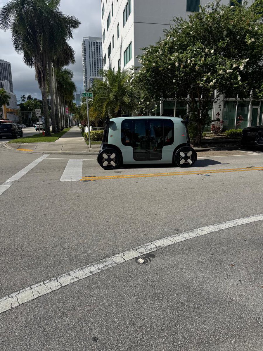 Guillodietrich's tweet photo. Lucas, vi hace poco en Miami los Zoox. Una locura. Cuando el auto no necesita quien lo maneje, deja de necesitar volante, pedales y espejos, y ahí aparece esa cabina tipo living ¿Deja de ser un auto? 🤯 No sé, pero creo que vamos cada vez más hacia un espacio de "entretenimiento", que de asientos cómodos y no solo en robotaxis. En EEUU, la NHTSA los habilitó regulatoriamente el mes pasado, eximiéndolos de ocho normas pensadas para “conductores humanos”.

Lo otro que me parece interesante pensar, es lo que viene después: la calle. Un auto privado, en promedio, está estacionado el 95% del tiempo. Un robotaxi de estos, que son de alta rotación, puede reemplazar entre 5 y 10 autos particulares, y libera espacio que hoy está ocupado por autos contra el cordón o en parkings.

El "auto" cambia rápido. La ciudad que lo reciba, diría yo que no. Una ciudad lleva mucho más tiempo, planificación, normas y reglamentaciones.