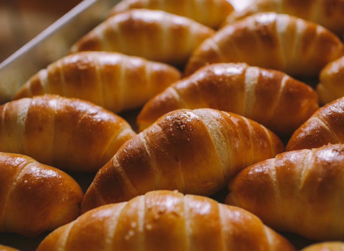 teoevukaryra's tweet photo. Just popped a warm, flaky croissant fresh from the oven into my mouth—crunch on the outside, soft buttery inside, and the aroma alone already made my day. https://t.co/jBQQgHyoSA