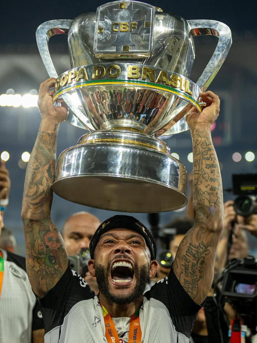 chicogarciaa's tweet photo. Não se engane. Memphis não está fora do Corinthians por questão financeira.

Foi pra Osmar Stabile seguir no poder ao final do ano.

A economia porca vai resultar numa dívida imediata de 70 milhões de reais que provavelmente irá gerar outras sanções.

Iludiram o torcedor e ainda debocham com o resultado final. Ridículo.