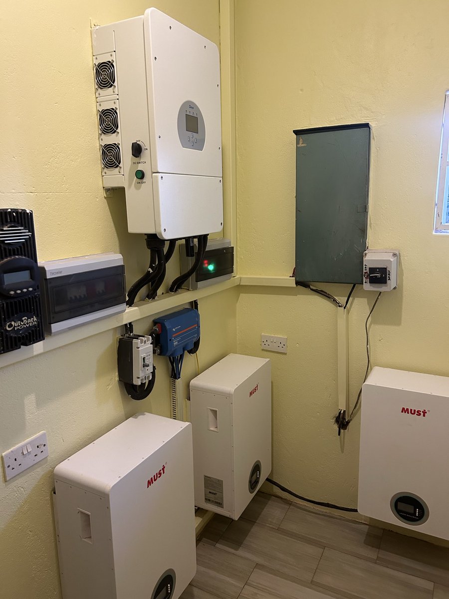 AssortedEnergi1's tweet photo. 12kW DEYE single phase system in Greystone park Harare https://t.co/naz53QN0aT