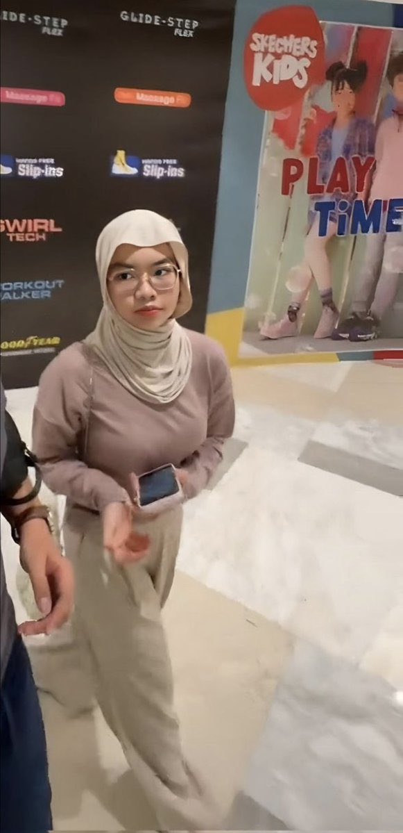 aagupprile's tweet photo. best video budak melayu ni #awekpadu #awekmelayu #tudung https://t.co/hKYFR0cz95