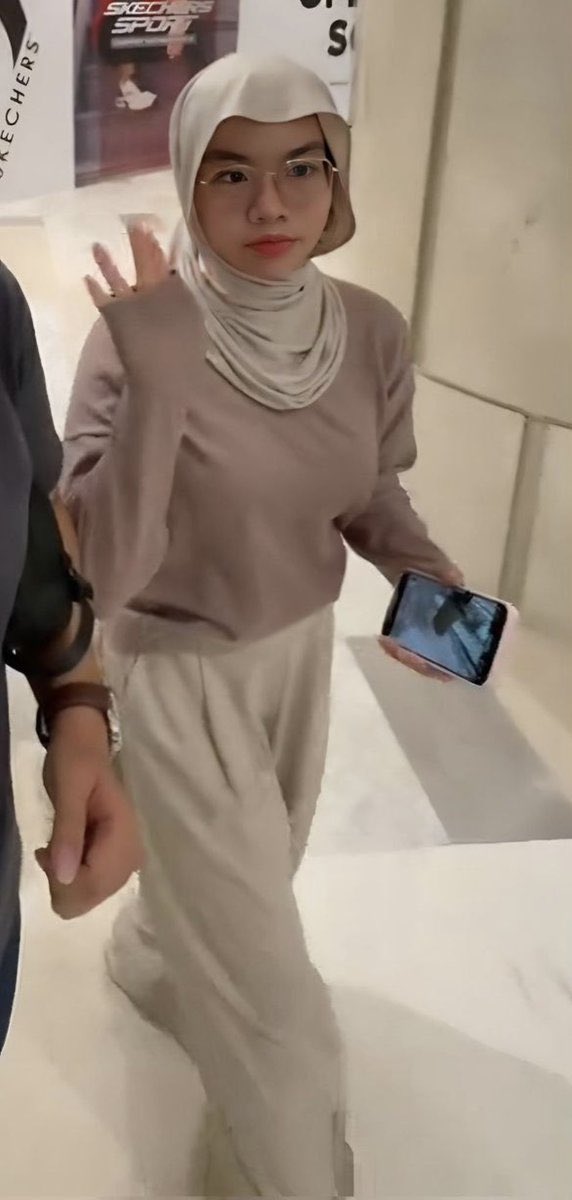 aagupprile's tweet photo. best video budak melayu ni #awekpadu #awekmelayu #tudung https://t.co/hKYFR0cz95