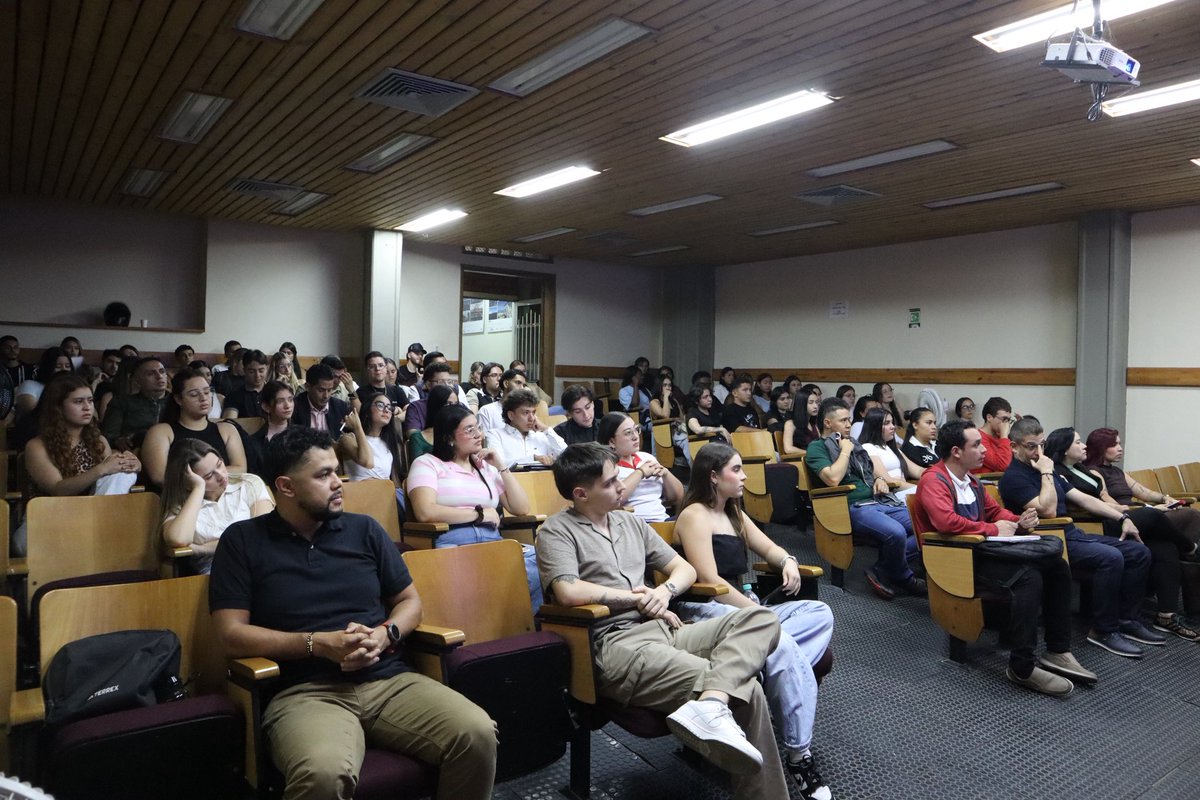 ENSColombia's tweet photo. Así vivimos el espacio de socialización sobre la experiencia y el trabajo de la ENS con estudiantes de Derecho de UNAULA. 🎓📚 https://t.co/XT3hqiCSaA