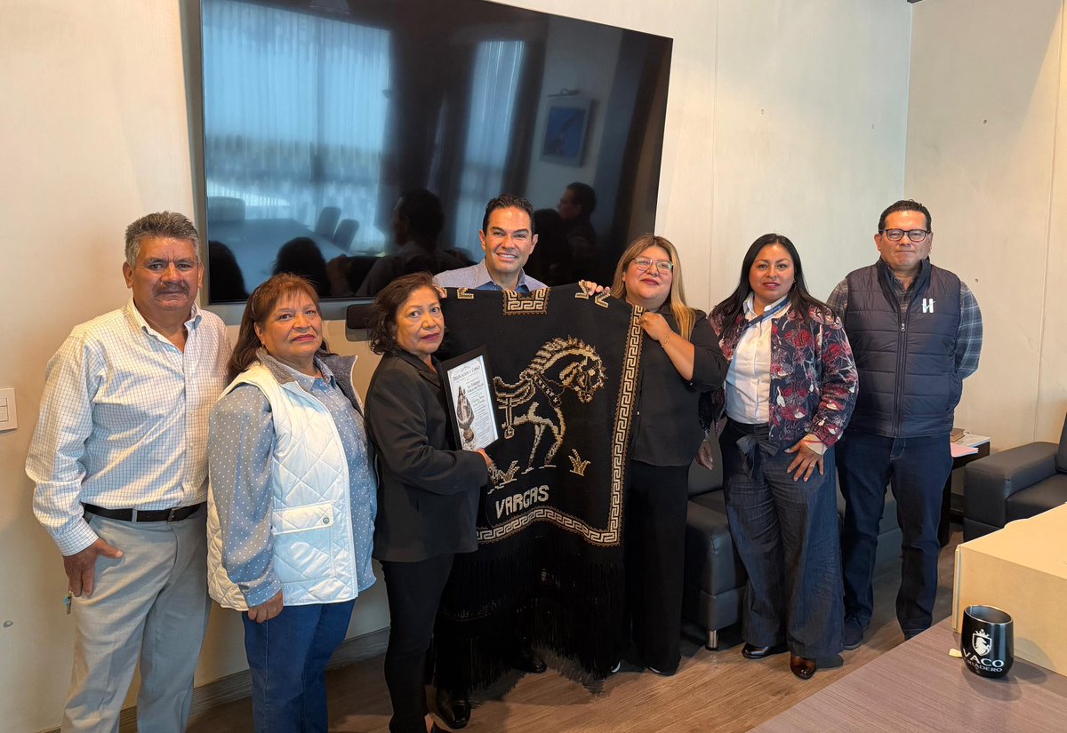 EnriqueVargasdV's tweet photo. Agradezco a mis amigas y amigos de la colonia Tierra y Libertad, los presentes que me entregaron el día de ayer, así como la invitación a su próxima festividad. 

Aprovecho para enviar un saludo a todos los vecinos de esta gran colonia. https://t.co/yReA3V6HJX