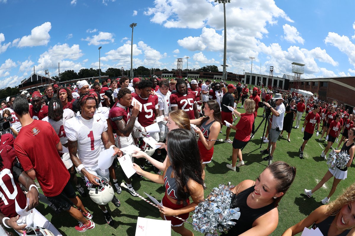 Charlie_Potter's tweet photo. Photo Gallery: Alabama Football dons full pads on Day 6 of camp

🔗 https://t.co/zFsGmD7zI5 https://t.co/0mCR6jju4V