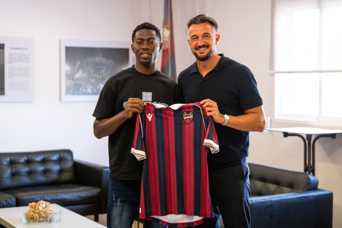 AllezLesLions's tweet photo. 🔵🔴 OFFICIEL ! Max Phanuel Kemogne (19 ans) s'est engagé pour deux saisons avec Levante UD, club de Liga espagnole.

Le défenseur camerounais signe son premier contrat professionnel en provenance de SIM'S Academy de Bafoussam. ✅🇨🇲 https://t.co/2SR1RPBkfX