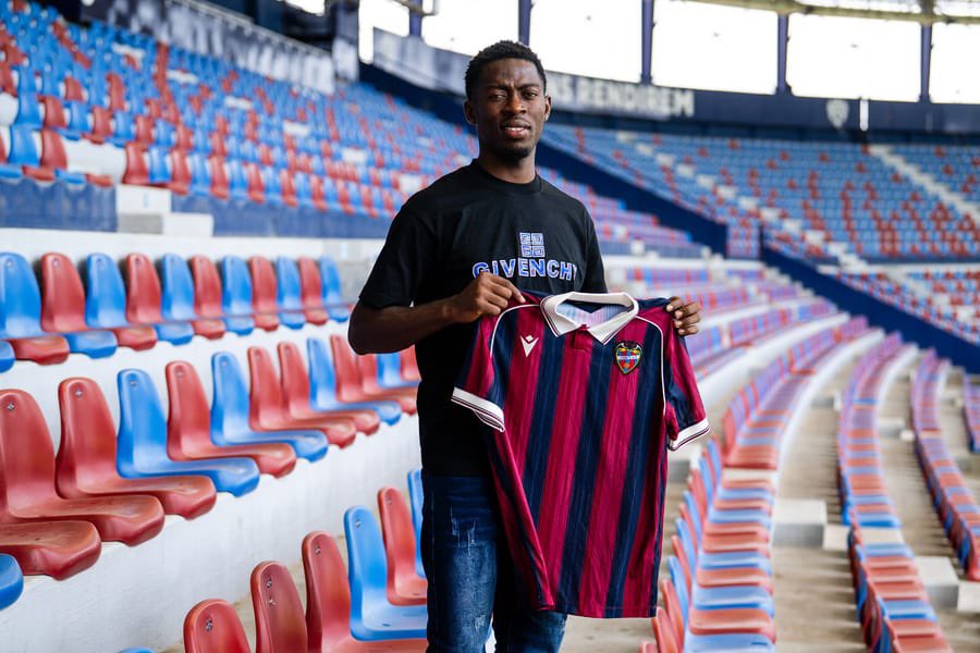 AllezLesLions's tweet photo. 🔵🔴 OFFICIEL ! Max Phanuel Kemogne (19 ans) s'est engagé pour deux saisons avec Levante UD, club de Liga espagnole.

Le défenseur camerounais signe son premier contrat professionnel en provenance de SIM'S Academy de Bafoussam. ✅🇨🇲 https://t.co/2SR1RPBkfX