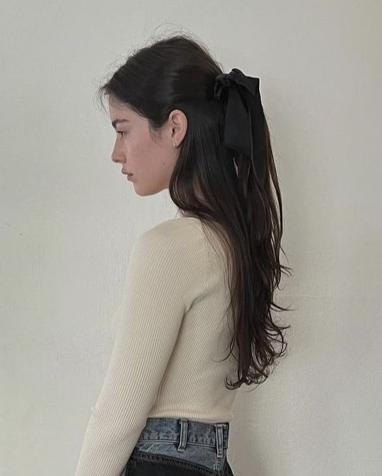 maroonnights_'s tweet photo. she looked so cute with a bow in a hair https://t.co/HcZlkM3fYU
