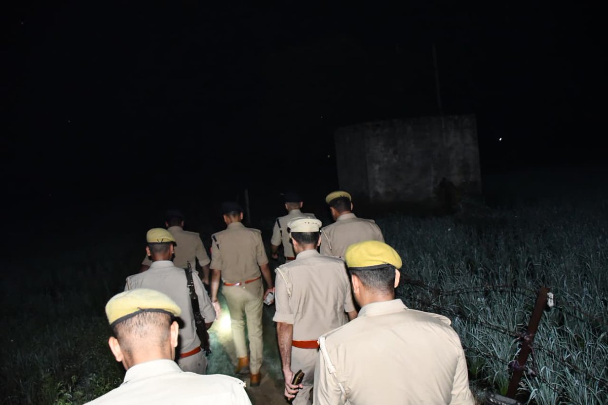 aligarhpolice's tweet photo. #Aligarhpolice 
एसएसपी महोदय द्वारा थाना इगलास क्षेत्र में अज्ञात महिला शव के घटनास्थल का निरीक्षण किया गया-

महोदय द्वारा घटना के शीघ्र अनावरण हेतु गठित पुलिस टीमों को आवश्यक दिशा-निर्देश दिए गए तथा आसपास के सीसीटीवी फुटेज चेक कर प्रभावी कार्यवाही करने हेतु निर्देशित किया गया ।
#UPPolice