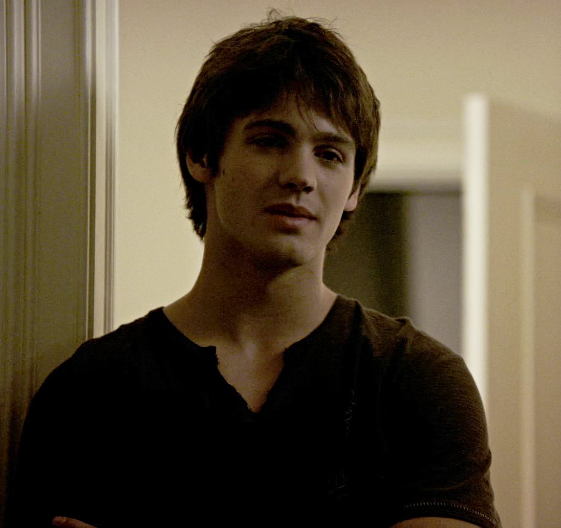 tvd_archive's tweet photo. jeremy in the vampire diaries, you're undead to me. https://t.co/6p2LJiP224