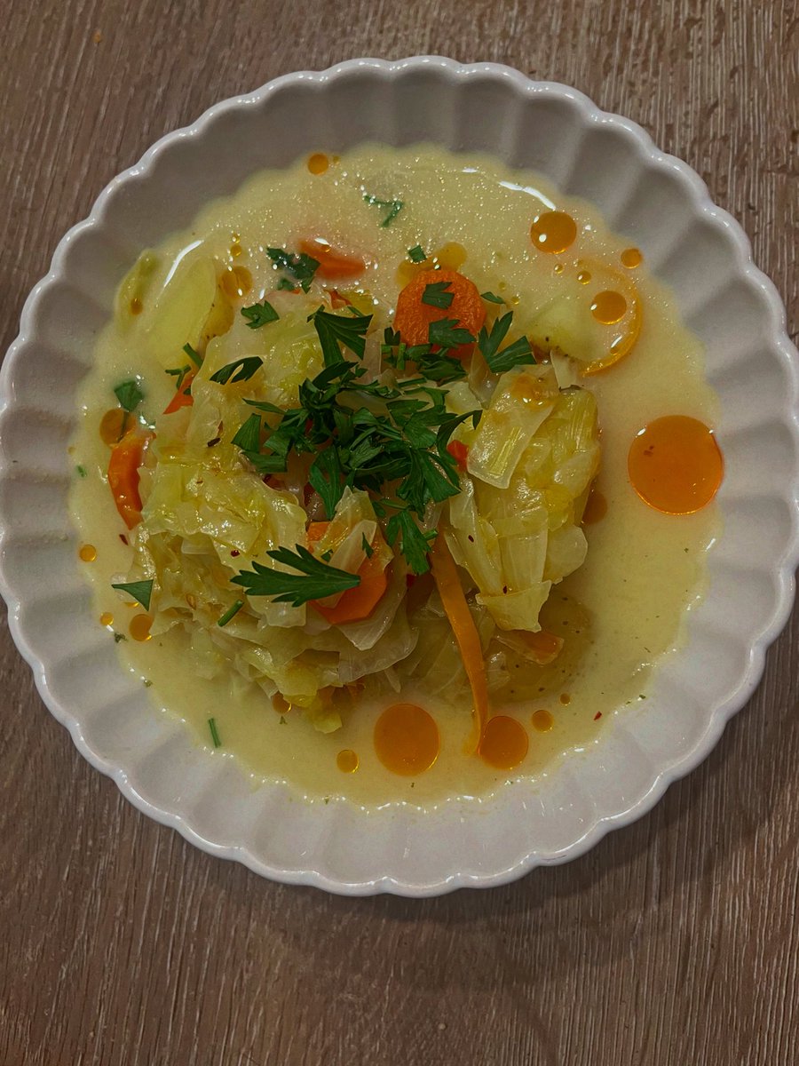 r_glimpses's tweet photo. Dobranoc. Jak pisałam tak zrobiłam i ugotowałam, bo #trzebaJeść. Zupy to taki cudowny #comfortFood.
#homeCooking
#kitchenLife
#tableStories https://t.co/BaNJBEHevF