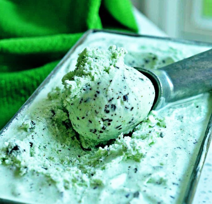 _FoodieX's tweet photo. Does mint chocolate chip ice cream taste good? https://t.co/B2igUbOwwR