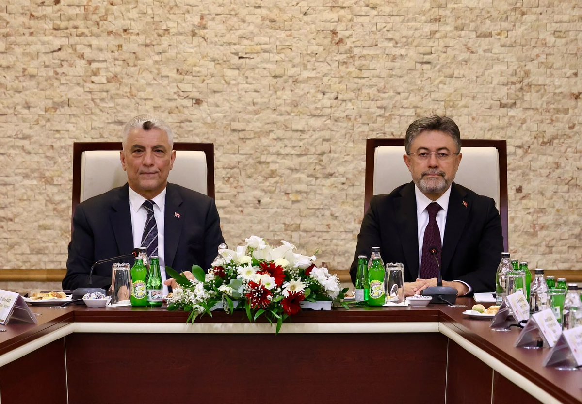 OfisTMO's tweet photo. Tarım ve Orman Bakanımız Sayın İbrahim Yumaklı ve Ticaret Bakanımız Sayın Ömer Bolat’ın teşrifleriyle, Kurumumuz Güvercinlik Ek Tesislerinde un sektörünün paydaşlarının katılımıyla istişare toplantısı gerçekleştirildi.

Bakanlarımızın açılış konuşmalarıyla başlayan toplantıda; bereketli geçen hasat sezonu, stratejik tarım ürünlerinde ülkemizin kendine yeterliliği ve piyasalarda arz kaynaklı herhangi bir sorun yaşanmadığına ilişkin önemli tespit ve değerlendirmelerde bulunuldu.

Toplantının devamında, Yönetim Kurulu Başkanımız ve Genel Müdürümüz Ahmet Güldal tarafından, Kurumumuzun piyasa düzenleyici rolü çerçevesinde 2026 yılı hasat sezonu faaliyetleri başta olmak üzere yürütülen çalışmalar hakkında kapsamlı bir sunum gerçekleştirildi.

Toplantı, sektör paydaşlarının görüş ve taleplerinin dinlenmesinin ardından Bakanlarımızın kıymetli değerlendirmeleriyle sona erdi.
