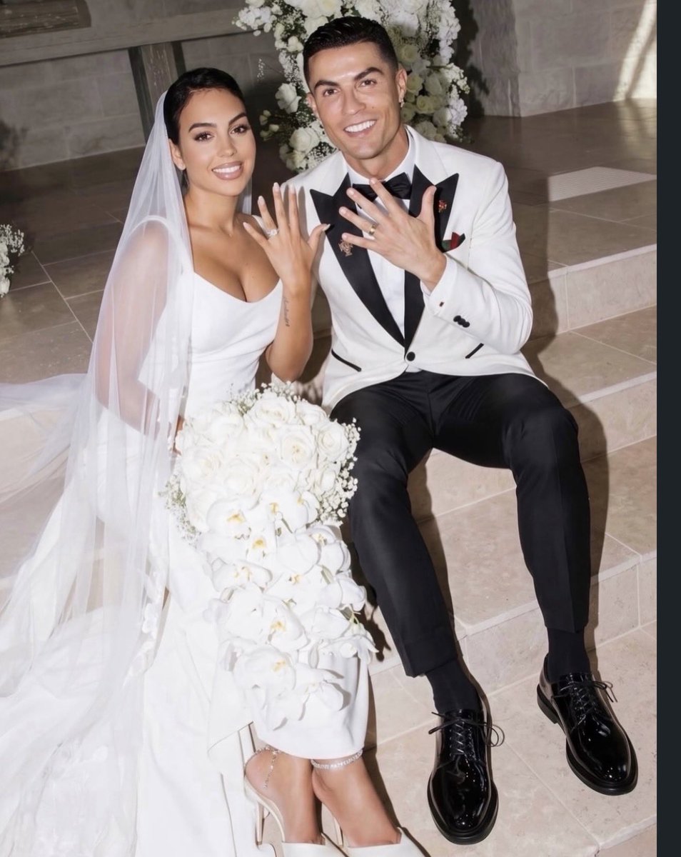 arielipillo's tweet photo. Boda privada y sencilla de Cristiano y Gio.

Resultó ser que el arrogante es humilde. 
Y el supuestamente humilde fue arrogante. https://t.co/JWQw3nGcfc