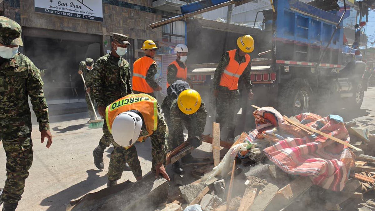 Ejercito_Div5's tweet photo. En Montenegro y Quimbaya, #Quindío apoyamos la atención de la emergencia y acompañamos a sus habitantes.

Soldados del pelotón de atención a desastres @Ingenieros_EJC del Batallón de Ingenieros de Combate N.°8, realizan labores de remoción de escombros en lugares afectados.

Seguiremos trabajando de manera articulada con las autoridades departamentales y locales para responder a esta emergencia y permanecer donde más nos necesitan.

#FuerzasQueSalvanVidas