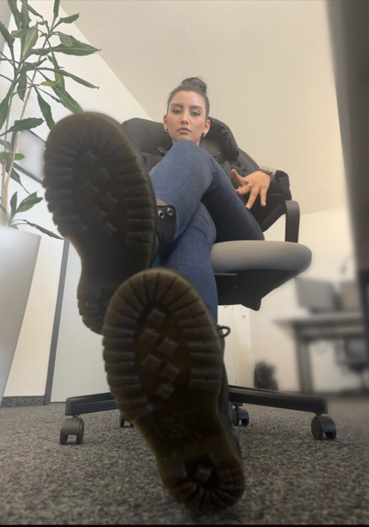 cleoluxe1's tweet photo. Hey 👋🏼 
Verbeuge dich 🙇 und leck meinen Stiefel 🥾 Schlampe 😈🫵
Like und RT ❤️
Mein Telegramm 💬

https://t.co/IijpkBDijf https://t.co/7T2KKQTWCn