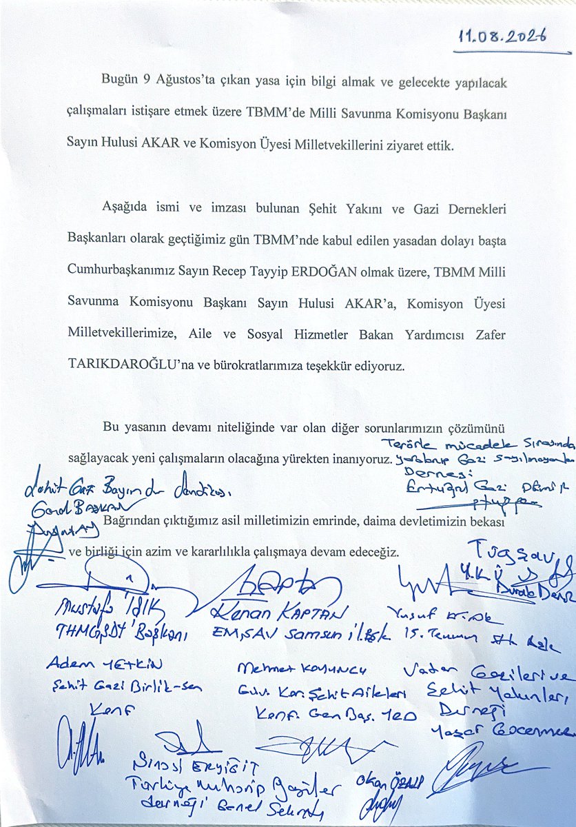 3713TEMKAD's tweet photo. Bugün katıldığımız Komisyon toplantısının gündemi Ekim ayı itibariyle yapılacak kanun düzenlemelerine yönelik çalışmalara dair olmuştur.

Gündem dışı söz alarak; Derneğimizin kuruluş amacı olan Er Şehit ve Gazilere "emsal özlük ve maaş" talebinde yaşadığımız hayal kırıklığını, tüm kurumlarla mutabık kalındığı yetkililerce bugüne kadar ifade edilen bizim 2, Sn. Mehmet Ali Çelebi'nin 1 olmak üzere toplam 3 kanun taslağının neden yasalaşmadığını, Sn. Cumhurbaşkanımızın verdiği talimat ve Anayasanın açık hükümlerine rağmen neden 32 yıllık hak mahrumiyetinin son bulmadığını sorduk.

Aldığımız yanıt ne yazık ki "Mali gerekçe engeline" takıldığı olmuştur.

Terörle mücadele esnasında devletimize kattığımız Mali tasarruf ne yazık ki görmezden gelinmiş, ödediğimiz can bedeli devlete ve millete mal olma durumumuz yok sayılmıştır.

İnşallah yöneticilerimiz bu gafletten erken döner, Anayasa, Din ve Ordu-Millet geleneğimize uygun bir düzenleme ile durumu en kısa zamanda telafi eder.

Ayrıca;
Bugüne kadar vazifesini yerine getirmeyerek 32 senedir Er Şehit ve Gazileri mağdur edenlere rağmen, 4 yıldır onların tüm yalan dolan çarpıtma ve engellemelerine karşı yılmadan bir mücadele verdik.

Ne yazık ki aklı kolay çelinen Er Şehit ve Gazilerimiz bu düzenbazların sözlerine inanarak veya bunlarla menfaati uğruna anlaşarak ortak geleceğimiz üzerinde olumsuz sonuç bırakmışlardır.

Bugün ki toplantıda bu kişiler Er Şehit ve Gazi'ye emsal istemediklerini, yetkililerin açıklamalarının yalan beyanat olduğunu, onlarında gözlerine bakarak söyleme cüretini bir kez daha ortaya koymuştur.

Biz Er Şehit ve Gaziler başta olmak üzere Terörle Mücadele Kapsamındaki tüm Şehit ve Gazilerimize hizmet etmeyi amaç edinmemiş bu kişi ve kuruluşlarına hakkıyla mukabele etmek hepimizin boynunun borcudur!

Komisyon ve Aile Bakanlık yetkililerimizin Er Şehit ve Gazilere emsal verilmesi için son ana kadar gayret gösterdiğine, diğer söz sahibi başat kurumların mani olduğuna şahitliğimizi bir kez daha ifade eder, samimiyetle bizlerin emsale bağlanması için gayret göstermiş herkese teşekkür ederiz.

Altına imzamızı attığımız mutabakat metni ise; paydaş STK'lar olarak birlikte hareket etme mutabakatının ilk belgesi olması mahiyetinde imza altına alınmıştır!

Kamuoyunun bilgilerine saygılarımızla...

@RTErdogan @_cevdetyilmaz @avabdullahguler @hulusiakarmedya @refik_ozen16 @celebimehmeta @FeyziBerdibek1 @unalkaraman42 @mvmustafakaplan
