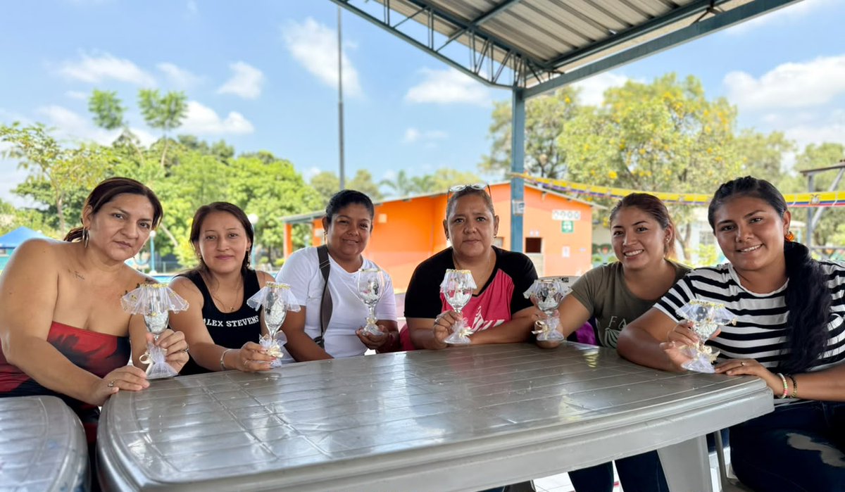 ZumarGye's tweet photo. Un centro de mesa para novios fue elaborado por las alumnas del Taller de Globos Personalizados y Centros de Mesa, que se dicta en ZUMAR.
La Alcaldía brinda capacitación gratuita a través de ZUMAR y motiva a las familias a emprender, porque #GuayaquilNoSeDetiene #AquiEstamos https://t.co/lkwmCKFZiA