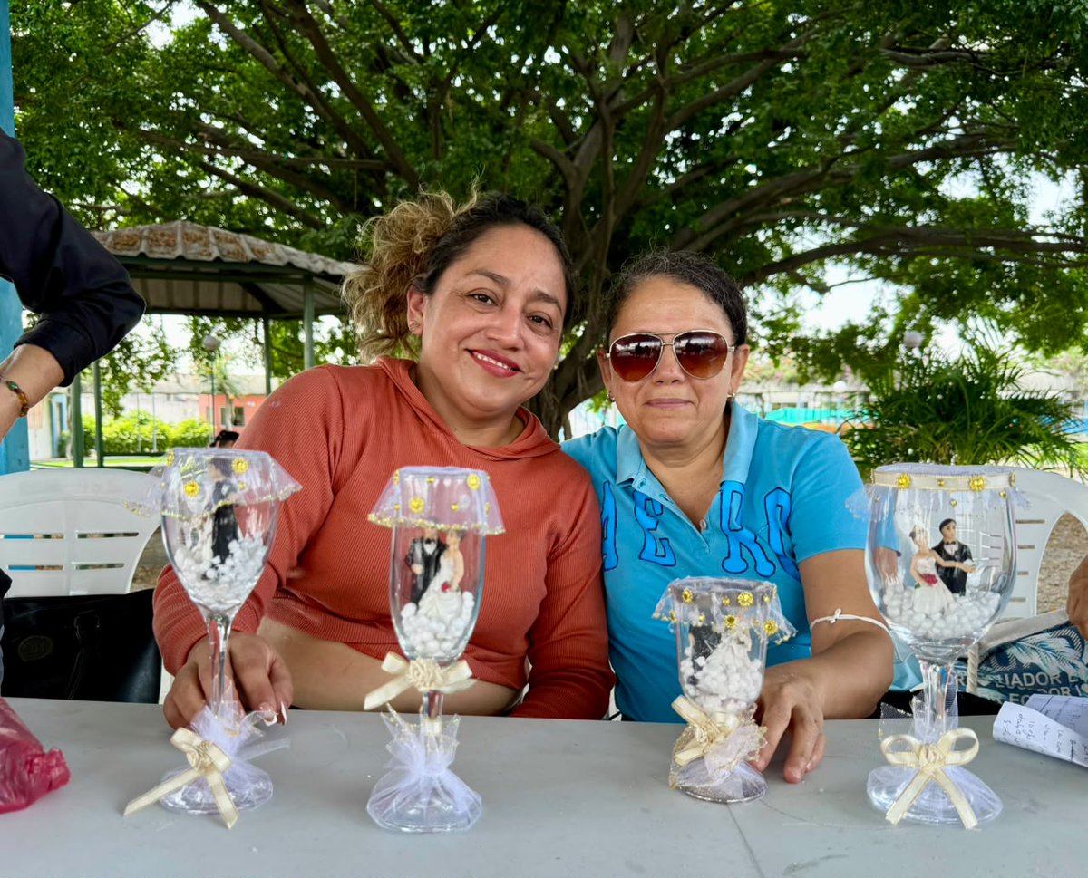 ZumarGye's tweet photo. Un centro de mesa para novios fue elaborado por las alumnas del Taller de Globos Personalizados y Centros de Mesa, que se dicta en ZUMAR.
La Alcaldía brinda capacitación gratuita a través de ZUMAR y motiva a las familias a emprender, porque #GuayaquilNoSeDetiene #AquiEstamos https://t.co/lkwmCKFZiA