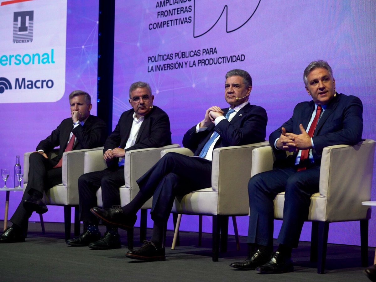 MartinLlaryora's tweet photo. La Argentina está frente a una oportunidad histórica. Somos uno de los países más grandes del mundo, tenemos una enorme capacidad para producir alimentos y contamos con nuevos motores de crecimiento que empiezan a ponerse en marcha: minería, litio, tierras raras, cobre, gas, petróleo y pesca.

Desde #Córdoba acompañamos las herramientas que se presentan porque queremos que esas potencialidades se conviertan en inversiones concretas. Nuestro entramado metalmecánico, los polos sanitarios, los centros educativos y el talento cordobés pueden integrarse a esas nuevas cadenas productivas y multiplicar su impacto.

Pero el desarrollo argentino debe reconocer y cuidar todas sus capacidades. No podemos castigar al campo con retenciones que no existen en otros países, ni debilitar el capital científico y tecnológico que nos permitió ser líderes. 
Producción, conocimiento e innovación tienen que avanzar juntos.

#HacerParaCrecer