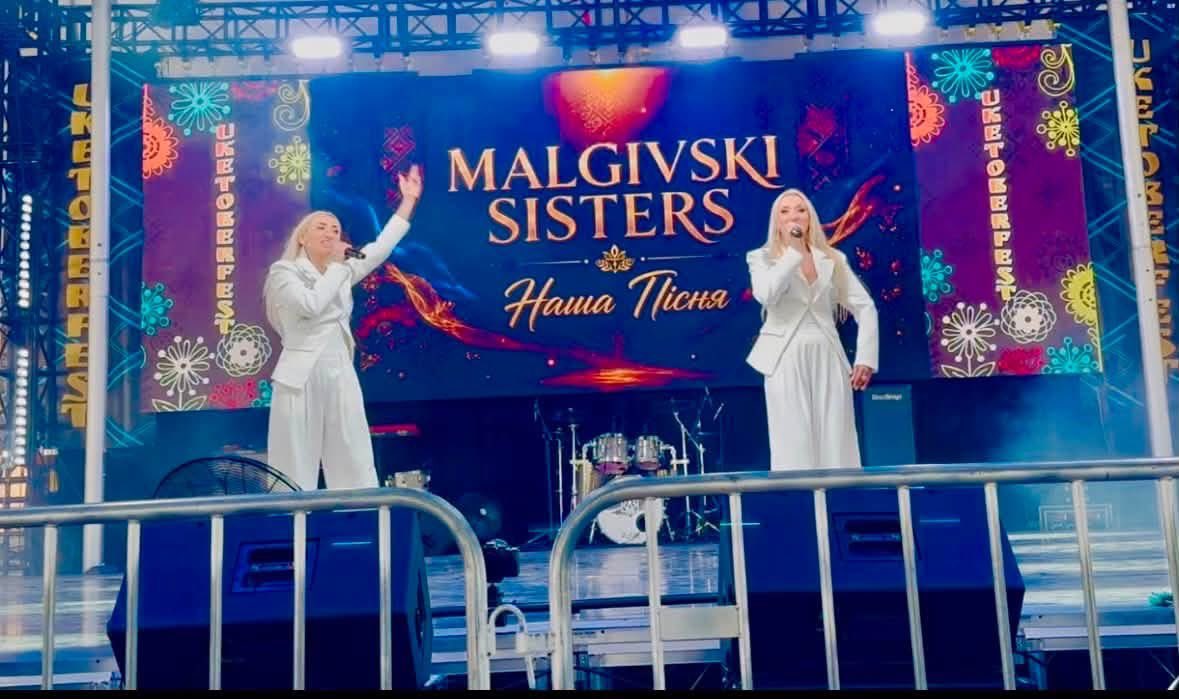 Malgivski's tweet photo. За мить до виходу на сцену! #Uketoberfest #MalgivskiSisters #сестриМальгівські #UkrainianDiaspora #Украіна https://t.co/V0PHV7h7qO