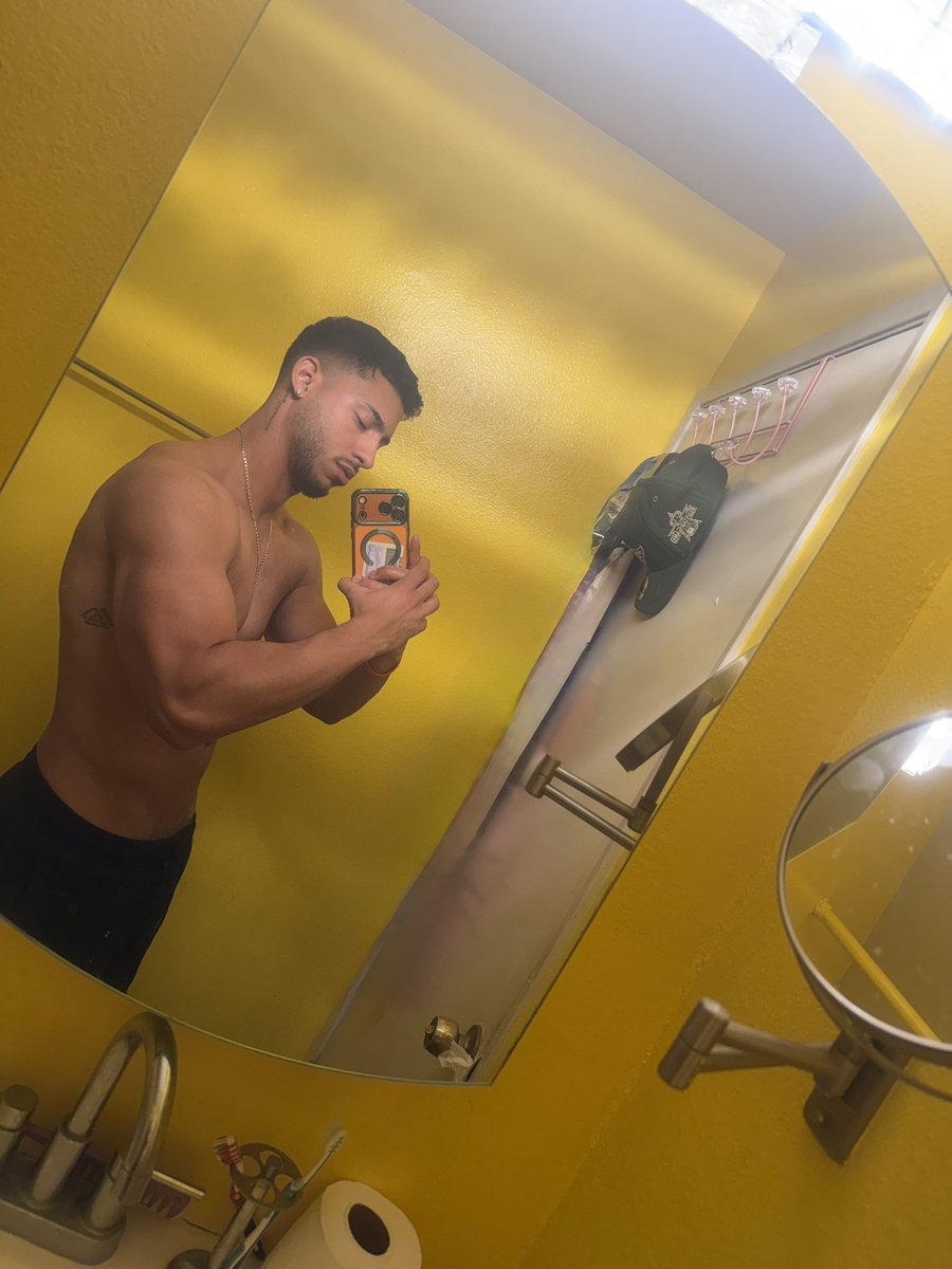 NicoReyesOnly's tweet photo. Talk to me 😏 https://t.co/MRCNqUd1wv