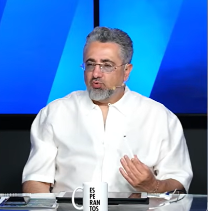 onuryazicioglu's tweet photo. Yarın yazacağım dedim ama yarına kadar bekleyemiyorum. Bu YouTube yorumcuları, art niyetlerinden bağımsız, nasıl maç izliyor ben anlamıyorum. Bazı notlar aktarayım. 

Önce Oğulcan Akçe'nin yaptığı bir yorum. Diyor ki, "Oğuz Aydın'a gelen bazı toplar Greenwood'a gelmiş olsa işi bitirirdi." Ya zaten oyuncu değişikliğinin sebebi, Greenwood'un o koşuları atamıyor olması. Koşmak demek illa ki Kerem'in yaptığı gibi rakip kovalamak demek değil ki. Topla birlikte şiddetli koşu atmak ya da topsuz hücum koşusu atmak da koşmak anlamına geliyor. Greenwood o koşuları atacak fiziksel güçte olmadığı için oyundan çıktı zaten, bunu nasıl göremiyorsunuz. 

Murat Aşık da yandan destekliyor, oyuncu değişikliklerinden sonra topla ilişkisi iyi olan kimse girmediği için pas kalitesi düştü diyor. Senin takımında topla ilişkisi en iyi olan oyuncu Asensio, oyunda kaldığı süre içinde 26 pas denemiş zaten. Yetmiyor işte fiziksel durumu. 26 pas içinde isabeti yüksek ama sayısal olarak Asensio gibi bir oyuncu için çok düşük pas sayısı bu. Topla oynama oranın ilk maçta yüzde 72'yken bu maçta yarı yarıya şeklinde gerçekleşmiş. Oyunun tek karar vericisi sen değilsin. Bir de iddiası şu. Bu maçta Sturm Graz, rakip ceza sahasında 37 kere topla buluşmuş. Bu rakip buradan üretkenlik sağlayamamış ama Beşiktaş ve Samsun gibi rakipler bunu yaparsa gol atmadan çıkmazmış. Ya arkadaşım sen ilk ayağını 2-0 kazandığın bir eleme maçının rövanşında deplasmanda oynuyorsun. Rakibinin üçüncü bir maç hakkı yok. Gelecek tabii ki. Arkasında kaç tane açıklık bıraktı. Sen geçiş fırsatlarını değerlendirmiş olsan zaten oyun kopacak ve adamlar bu kadar üstüne gelemeyecekti. Ve hatta mesela onlar erken bir gol bulsa daha temkinli oynayacaktı, yaklaştık şimdi gol yemeyelim diyeceklerdi. Topu vermek hocanın tercihi de olabilir falan diyor. Abi hoca neden topu vermeyi tercih etsin. Topa sahip olmayı en çok önemseyen hocalardan biri yönetiyor senin takımını. Yine yüzde 50 sahip olmuş, rakibinin gollere ihtiyacı olmasına rağmen. 

SAÇ kaskalı zaten Dünya Kupası izlememiştir onu biliyoruz. Lukaku'nun Dünya Kupası'nda hangi maçlarda ne zaman oynadığını program sırasında Abdülkerim Hoca'dan öğreniyor ama bu onun Lukaku hakkında yorum yapmasına engel olmuyor. Onu geçtim. Bence Lukaku'yu daha önce 90 dakika izlememiş. Maksimum skill videosunda falan izlemiş gibi konuşuyor. 

Ya yayına maç bitmeden girdiler. Abdülkerim Hoca'nın gözü ekranda kalmış, programa giremiyor adamcağız, bu yanında "bitti bitti yea" falan diyor. Abi sen maçın kapanışını görmediğinin, bir maçın nasıl bittiğinin analizinde çok önemli olduğunun farkında bile değilsin. Delirdiniz mi? Maçın sonu izlenmez mi? 

Bir Semedo dinliyorum, bir Archie dinliyorum bunlardan. Sanki başka bir maç izlemişler gibi. İyi oynadılar, kötü oynadılar demiyorum. Başka bir şey anlatıyorlar. 

Bu adamların lafını ciddiye alan, veri kabul eden falan varsa bu satırları okuyan arkadaşlarımız arasında bakın ciddiye almayın. Maç izlemiyorlar bunlar. İzleseler de izledikleri şeyin temelleriyle ilgili çok ciddi problemleri var. Galiba futbol ilgi alanları değil, iş gereği üstüne konuşuyor gibiler. Olmaz...

Sakın bunların ciddiye almayın. Böyle bir yorumculuk yok. Sakın. Bilip bilmeden konuşuyorlar. SAÇ, Adil'in hem sağ hem sol stoper oynayabileceğini anlatıyor, uzun boylu savunmacı bek lazım dedikten sonra Ferdi'yi getirin diyor. 

Olacak iş değil.