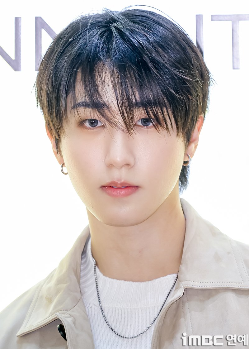 imbcenews's tweet photo. [포토] 스키즈 한, 인사해요
#스트레이키즈 #straykids #한 #팝업스토어 #오픈행사 #iMBC연예

스트레이키즈(Stray Kids) 한이 11일 오전 서울 서초구에 위치한 한 백화점에서 열린 패션 브랜드 팝업스토어 오픈 행사에 참석해 포즈를 취하고 있다.

🔗https://t.co/oj4I2BmkWd https://t.co/wE59vH2YIn