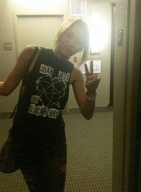 mileyoldies's tweet photo. miley wearing a joan jett and the blackhearts tank top 🖤 https://t.co/ddRynTvRZp