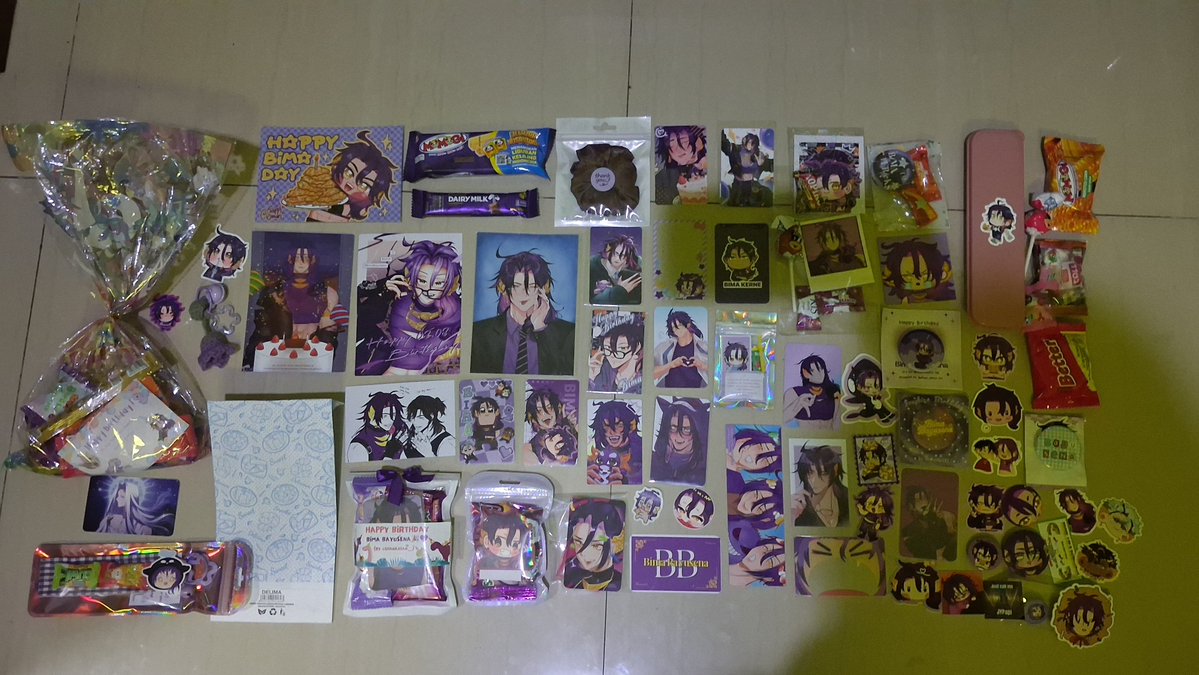 Luca_harbergh's tweet photo. Akhirnya bisa posting apreciation tweet😭✊️ (mumpung kelas lagi2 diresched)

Makasih banyak banyak bangett ke kakak2 kemarin yg sudah mau berbagi freebies denganku kemarin! Sumpa cantik, lucu, dan kerne banget semua freebiesnya! I'll treasure it so much with my whole life 🥹💜💜💜

Buat yg ngasi makanan juga makasih banget, soalnya penyelamat dikala aku males ke dapur, jadi maaf beberapa kek ga ada di foto :""""" 🙏🙏🙏

Maaf juga kalau freebiesku seadannya dan ada yg ga kebagian kemarin TEP T T besok bagiin makanan aja kali yak biar banyak dan tentu bisa kemakan gitu? 🥲 wkwkw

Tapi dari semua itu, terima kasih banyak buat kakak2 panitia dari @3101pndvvna @BB_GoesToSchool @ultahpdvv @pan__kmy yg uda buat birtday fan project sebagus ini dan sudah memberikan ruang bagi kami2 sbg fans buat have fun bareng, ketemu sama bertukar freebies 😔🫶 I had sooo much fun 💜

See you di kesempatan lainnya ya semua! 🥺🫶💜💜💜💜💜