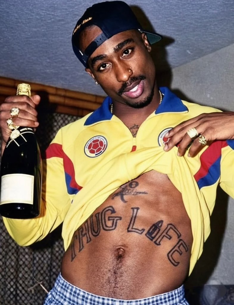 Bobbysleem's tweet photo. 2Pac wasn’t just wearing the Thug Life, he was living the era that made it legendary. 🕊️🔥

📸 1995 https://t.co/d17lgCkG78