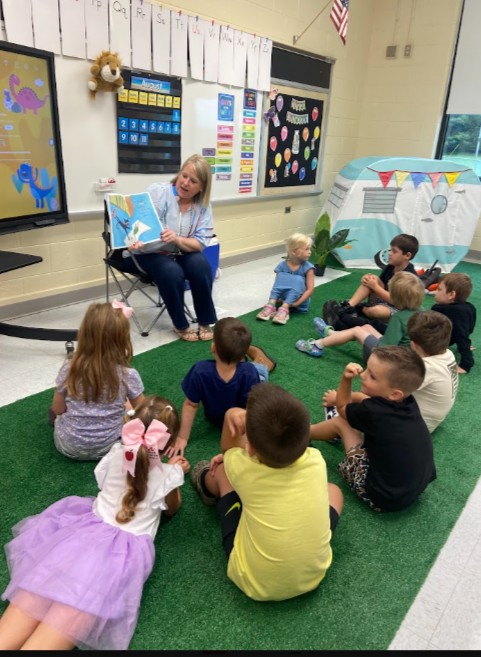 VAtes_tigers's tweet photo. Welcome Kindergarteners!🐯
Ms. Fitzgerald and the rest of the TES staff enjoyed having you in the building today as you got to learn what school is all about. We are looking forward to a wonderful year ahead! https://t.co/RV0pXxRpts