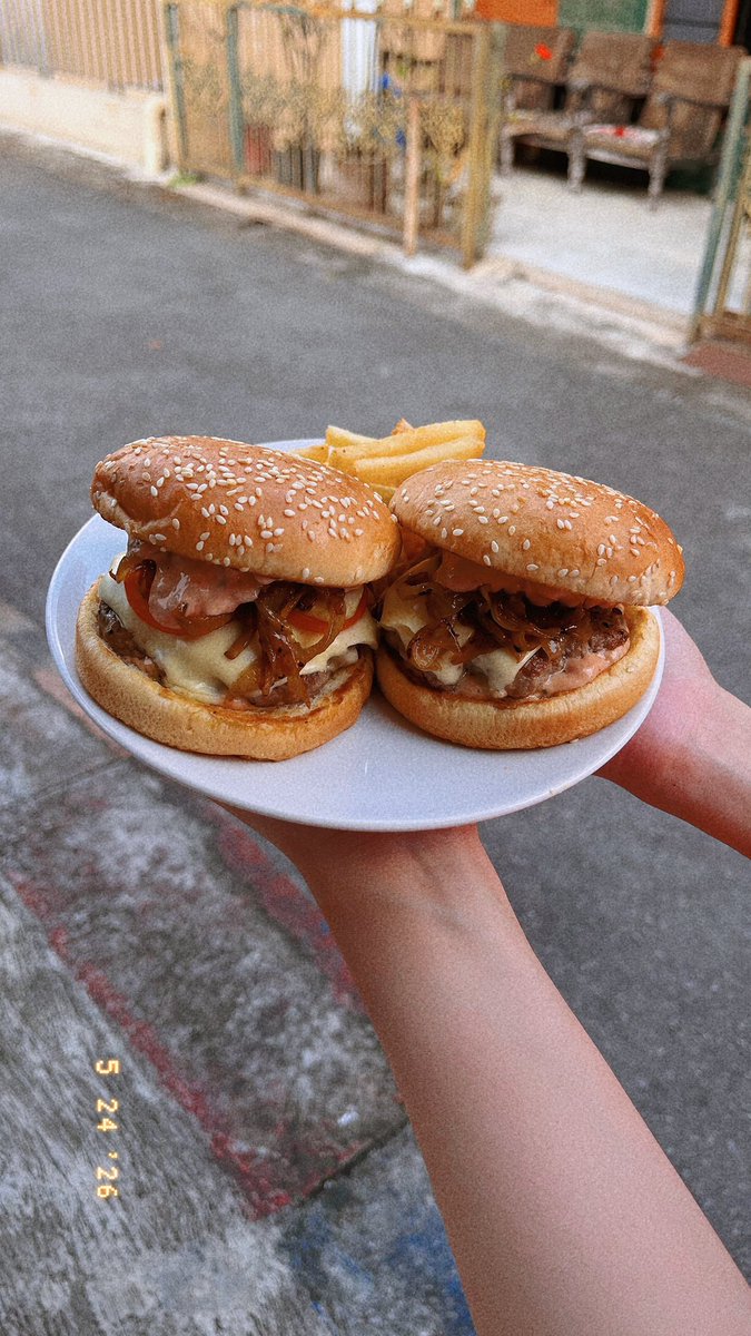 adorablejoyie's tweet photo. Pagi pagi bikin burger buat sarapan too much ga ya🤣 https://t.co/qBK8SJkvqC