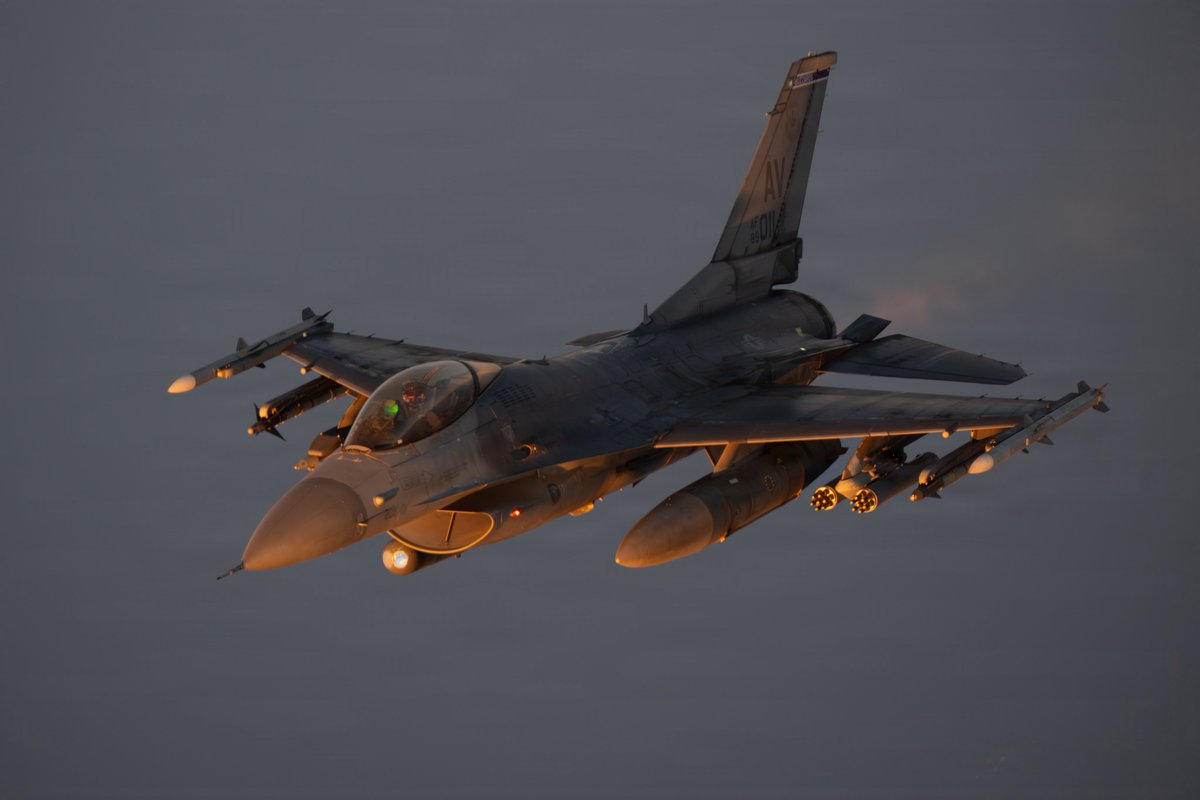 Donpatoinfowars's tweet photo. Un #KC135 reabastece de combustible a #F16 en apoyo de la seguridad regional. Un avión F-16 #FightingFalcon de la Fuerza Aérea de los Estados Unidos vuela en el área de responsabilidad del Comando Central de los Estados Unidos el 4 de agosto de 2026. https://t.co/XeabxpXCJH