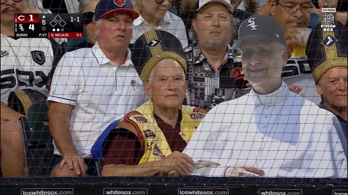 JoeBinder's tweet photo. The most Chicago thing you might ever see https://t.co/Cxx8TAyR4e