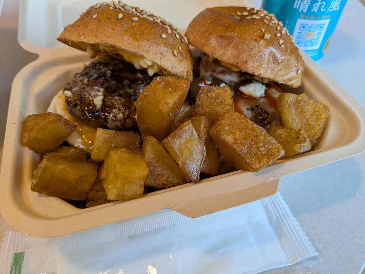 sadapro024's tweet photo. 昨日は長崎の結ノ旅宿OTOさんでサウナと隣接するDuck Luckさんでハンバーガーを楽しみました。
景色も宿も最高でした😊 https://t.co/X0NI1F04kn