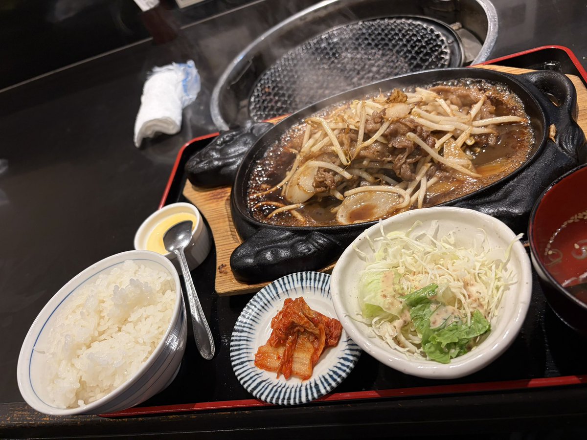kktabo's tweet photo. テレビで紹介された佐賀牛をいただきに「焼肉 庭鳳」へ🥩
注文したのは鉄板定食990円！
甘辛いタレが絶妙でご飯が進みます。スープ＆キムチは1回おかわり無料、さらにプリンまで付いてこの価格は凄い👏
次回は佐賀牛の焼肉をいただきたいですね😊 https://t.co/Ac3ldEFOQw