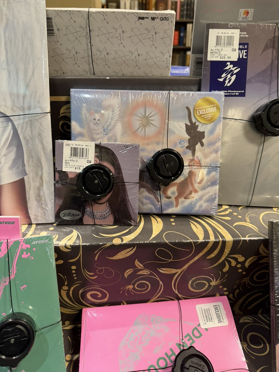 mikasmoka's tweet photo. barnes n noble gatekeeping gawon😭😭 https://t.co/0rLN9NYplR