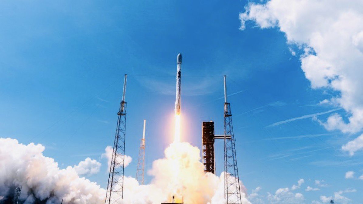SilverWavesNews's tweet photo. Falcon 9 successfully sends 29 @Starlink satellites into orbit from Florida. 🚀 https://t.co/noHnwA66nl