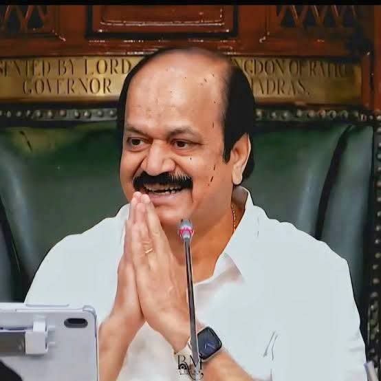 selvachidambara's tweet photo. முரளி சீதாராமன் அவர்களின் முகநூல் பதிவு...👏👌

நான் பார்த்தவரை முந்தைய கூட்டத் தொடர் மற்றும் இந்தக் கூட்டத் தொடர் இரண்டிலுமே சபாநாயகர் JCD பிரபாகர் அவர்கள் சபையை மிகுந்த கண்ணியத்துடனும் நடுநிலையுடனும் நடத்திச் செல்கிறார். 

ஆளும் கட்சி உறுப்பினராக இருந்தாலும் குட்டு வைக்கத் தவறுவதில்லை. 

நேற்று ஒரு முன்னாள் திமுக அமைச்சர் - "நாங்கள் ஆட்சியில் இருந்தபோது 5 வருடமும் டென்ஷனாகவே இருப்போம் - நீங்கள் ரிலாக்ஸ்டாக இருக்கிறீர்கள்"- என்று தவெகவை சுட்டிக் காட்டிப் பேசினார்  

இன்றைக்கு அதற்கு  பதிலளித்துப் பேசிய சூலூர் சட்டமன்ற உறுப்பினர் சுகுமார் பேசும்போது - "பொழுதுவிடிந்தால் ED வருமா? CBI வருமா?- என்று இருந்தால் டென்சன் இருக்கதானே செய்யும்?"- என்று கிண்டலடிக்கவே திமுக தரப்பில் பெரும் கூச்சல் எழுந்தது.  

சூலூர் MLA - "இது எனது கன்னிப்பேச்சு..."- என்றார். 

ஒரு அமைச்சர் கூட - "கன்னிப்பேச்சில் குறுக்கிடாதீர்கள்.."- என்பது போல ஏதோ சொன்னார். 

உடனே சபாநாயகர் - "கன்னிப் பேச்சு என்றாலும் கண்ணியமான பேச்சாக இருக்க வேண்டும்"- என்று குறிப்பிட்டு அவைக் குறிப்பிலிருந்தும் சுகுமாருடைய வார்த்தைகளை நீக்கினார். 

நடுநடுவே அவர் அதிமுகவில் இருந்த காலத்தில் நடைபெற்ற சம்பவங்களை நினைவு கூர்ந்து பொருத்தமாக விவரிக்கிறார். 

தான் முதலில் அதிமுகவிலும் - பிறகு தமிழ் மாநில காங்கிரசிலும் இருந்ததை ஒளிவு மறைவில்லாமல் ஒருமுறை குறிப்பிடுகிறார். 

இவர் 1980 ல் பரபரப்பான அந்த சட்டமன்றத் தேர்தலில் - MGR ஆட்சி கலைக்கப்பட்டு நடைபெற்ற தேர்தலில் - நாஞ்சில் மனோகரன், சுப்புலட்சுமி ஜெகதீசன் போன்றவர்கள் MGR க்கு துரோகம் செய்துவிட்டு - திமுகவுக்கு போய்விட்ட சூழலில்... 

வில்லிவாக்கம் தொகுதியில் திமுகவின் க.சுப்புவை எதிர்த்து - MGR அவர்களால் நிறுத்தப்பட்டார். 

க.சுப்பு - துரைமுருகன் - ரகுமான்கான் மூவரும் திமுகவில் இடி - மின்னல் - மழை என்று வர்ணிக்கப்பட்டவர்கள். 

வில்லிவாக்கம் தொகுதி அப்போது தமிழகத்திலேயே மிகப் பெரிய சட்டமன்றத் தொகுதி - பரப்பளவு வாக்காளர் எண்ணிக்கை இரண்டிலும்! 

கிட்டத்தட்ட ஒரு பாராளுமன்றத் தொகுதிக்கு சமமான தொகுதியாக வில்லிவாக்கம் இருந்தது. 

அப்படிப்பட்ட தொகுதியில் புதுமுக வேட்பாளரான JCD பிரபாகரன் - சுப்புவை தோற்கடித்து தமிழகத்தின் கவனத்தை ஈர்த்தார். 1980 தேர்தல் முடிவுகள் அவருடைய படத்துடன் வெளியாகியது - திமுகவின் ஸ்டார் வேட்பாளரை தோற்கடித்தவர் என்பதால்!

இந்த சட்டமன்றத் தொடரில்தான் 46 வருடங்களுக்குப் பிறகு அவரை நடுவயது கடந்தவராகப் பார்க்கிறேன். 

காலம் உருவத்தில் மாற்றங்களைக் கொண்டு வந்திருக்கலாம் - அதே நேரம் மிகக் கனிவாக, மிக கண்ணியமாக சிரித்த முகத்துடன் நடுநிலையுடன் சபையை நடத்தும் பண்பாளராக காலம் அவரை வடிவமைத்துள்ளது. 

இந்த நடுநிலையும் - ஒரு பாற்கோடாமையும் 5 ஆண்டுகளும் நீடிக்க வேண்டும். 

அப்போது தமிழகத்தில் மட்டுமல்ல - இந்தியா முழுவதிலுமே பல்வேறு மாநில சட்டமன்றங்கள் மற்றும் பாராளுமன்றம் (லோக்சபா)  ஆகியவற்றின் சபாநாயகராக செயல்பட்டவர்களில் - சிறந்த சபா நாயகர்களில் ஒருவராக JCD பிரபாகர் விளங்குவார் என்பதில் ஐயமில்லை!