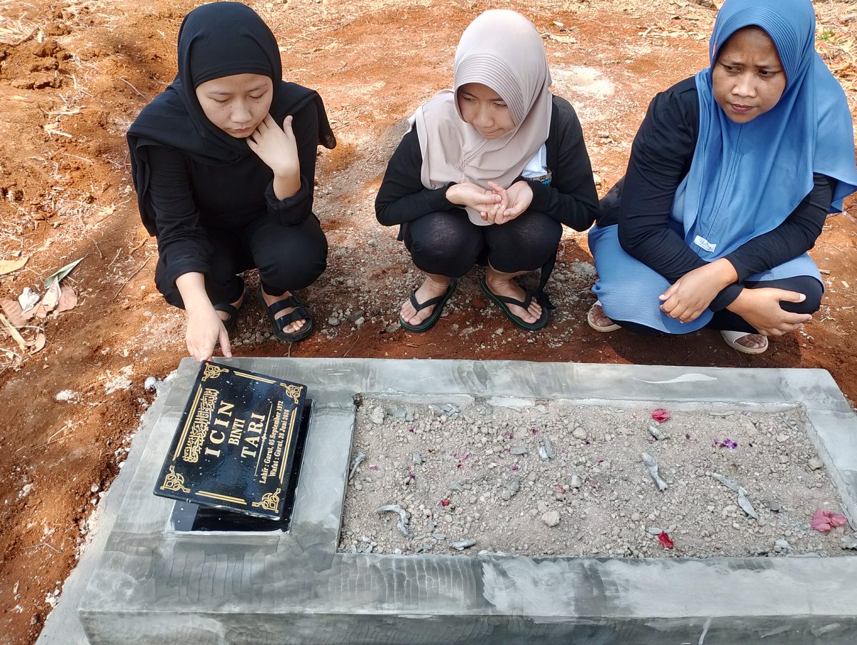 LatinSilsi87000's tweet photo. 40 hari telah berlalu,mamah berpulang ke Rahmatullah , semoga segala amal ibadah di terima oleh Allah,di terangkan alam kubur nya,di tempatkan di sisi Allah SWT.🤲 https://t.co/asdSyI44pS