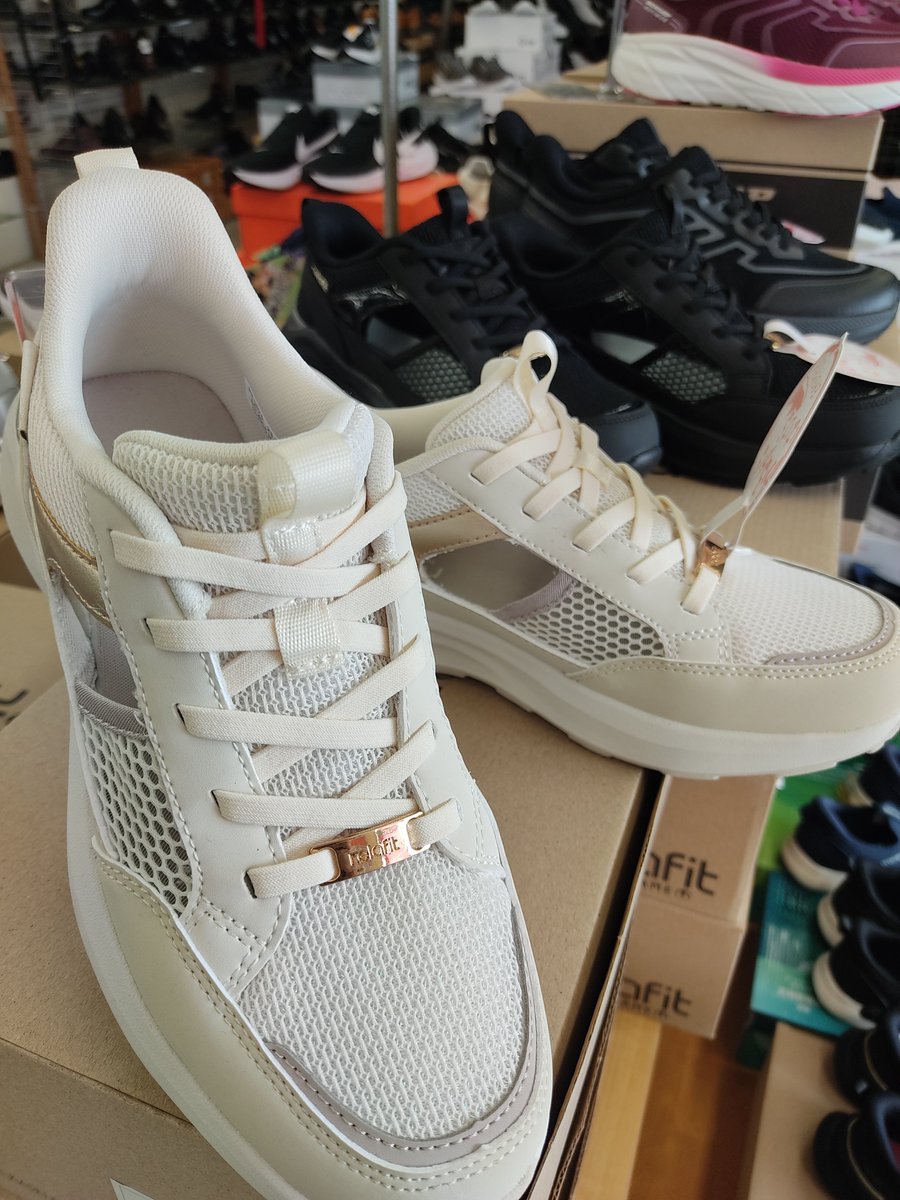 ShoesHidaka's tweet photo. 皆様、おはようございまシューーズ👟です✨️
本日曇り☁のち晴れ☀️。気温高し！

世間ではお盆モードに突入し、帰省されたお客様も多くなってます🥰

当店はお盆中も変わらず営業中です✨️
本日も沢山のご来店お待ちしております🙇 https://t.co/T9X3LH18vf