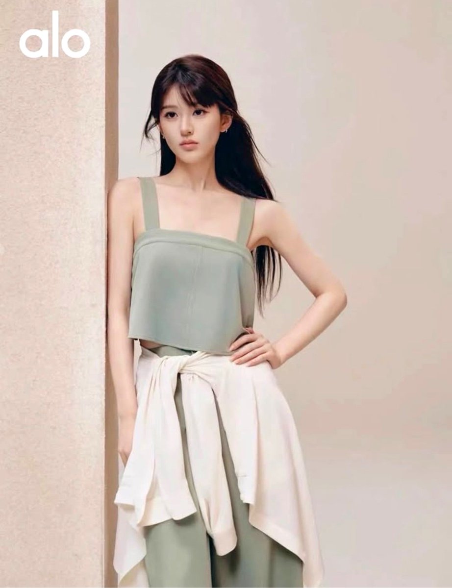 joyandvictoriaT's tweet photo. #ZhaoLusi became the face of Alo's FIRST official China store on Tmall yesterday.

No cdrama airing. No filming. Still bagging luxury deals.

8th clothing brand. 19th deal this year. 25th total.

They said her fee is low? Brand CEO said she's one of the most expensive because SHE SELLS OUT.

Mother is mothering. #ZhaoLusi 💜