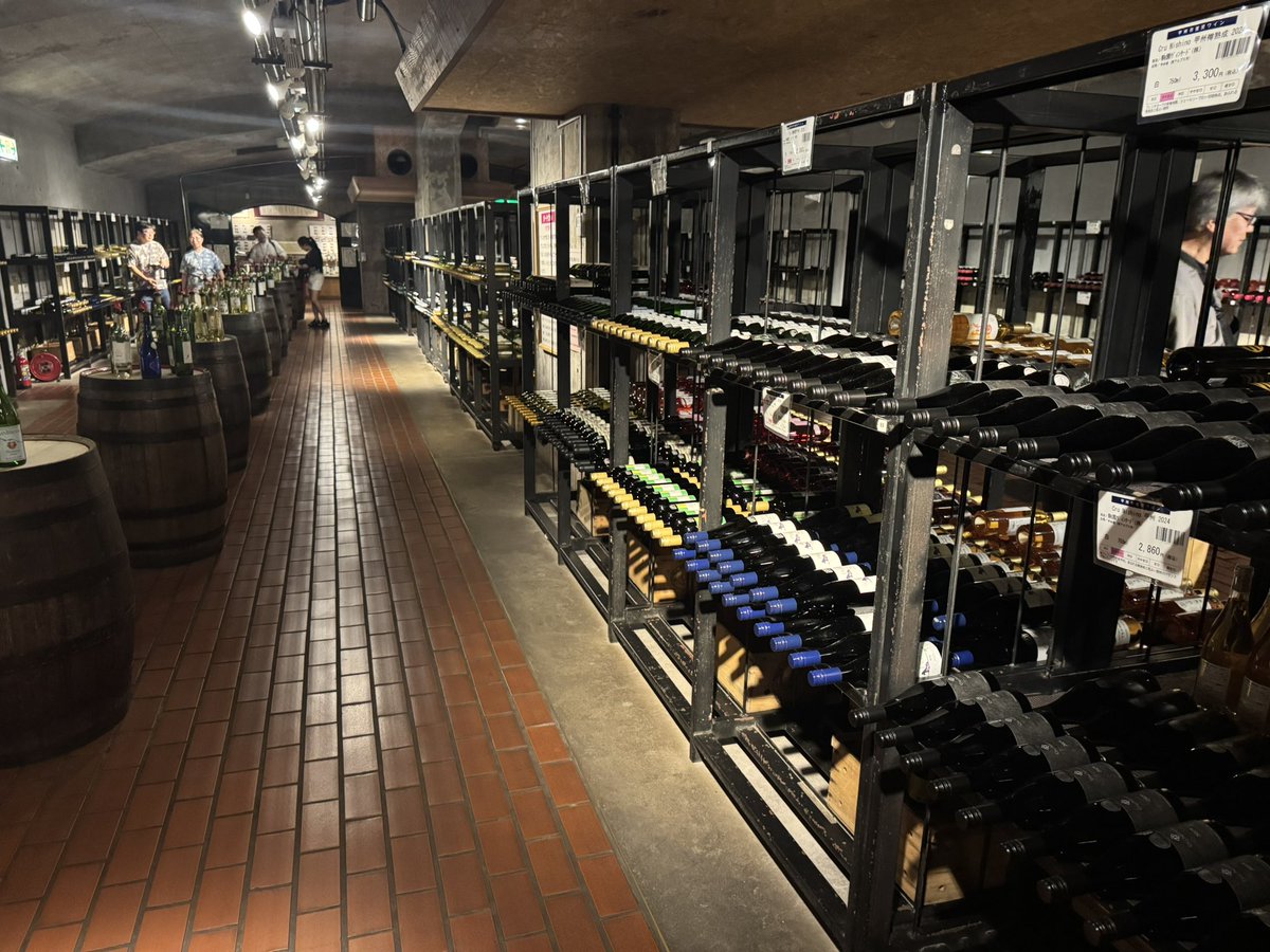 kamiwada1's tweet photo. スタンプ2個目
勝沼葡萄の丘ワインカーブ
俺は酒を飲まないからワインには詳しくないんだ…
天空の湯入りたいけどさっき風呂入ったばっかだからやめ https://t.co/6JXjetfd19