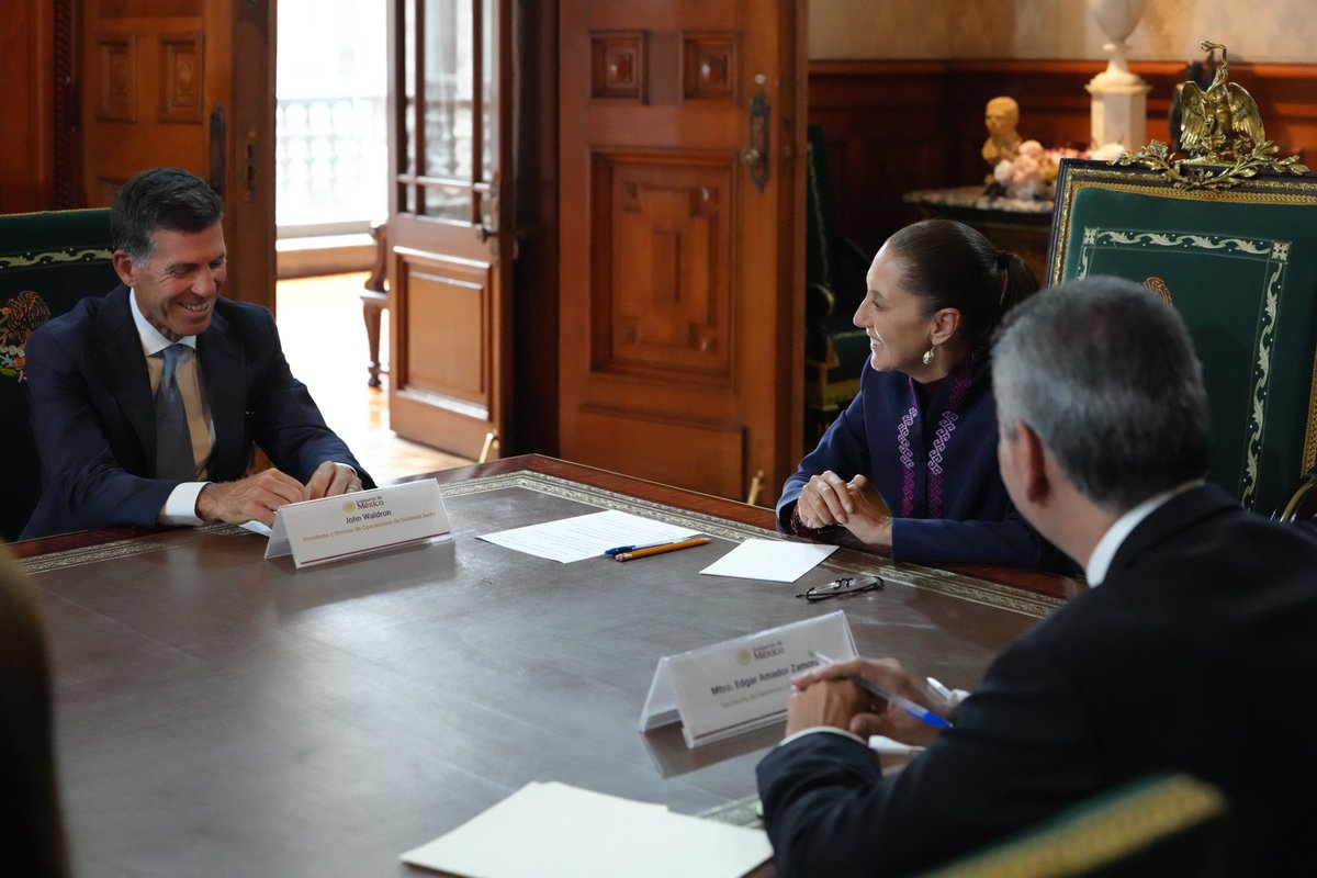 Claudiashein's tweet photo. En Palacio Nacional, recibí al presidente y director de operaciones de Goldman Sachs, John E. Waldron, y a su equipo; conversamos sobre la percepción favorable de nuestro país en los mercados internacionales y las buenas oportunidades de inversión que brinda el Plan México. https://t.co/bjszVRcLxM