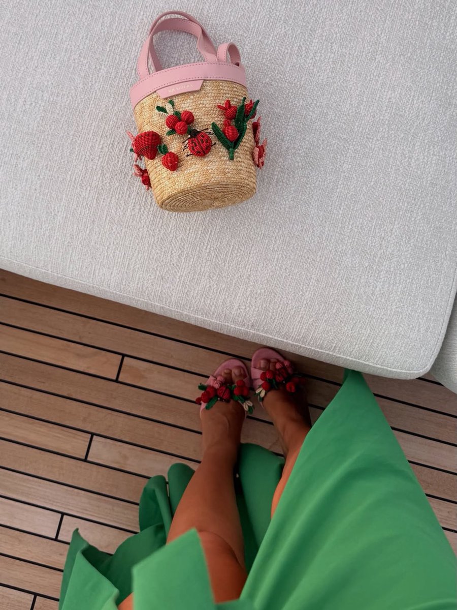 GossipRoomOff's tweet photo. 🚨 Alexandra Leclerc rayonne et dévoile son joli baby bump ! 🤰✨

L’épouse de Charles Leclerc a partagé de nouveaux clichés de ses vacances, sur lesquels elle affiche fièrement son ventre arrondi dans un superbe ensemble vert.

Après plusieurs semaines durant lesquelles sa grossesse avait suscité de nombreuses réactions sur les réseaux sociaux, Alexandra profite désormais pleinement de cette nouvelle étape de sa vie.

Une série de photos pleine de douceur qui a rapidement séduit les internautes, nombreux à lui adresser leurs félicitations et à saluer la beauté de la future maman. 🍼