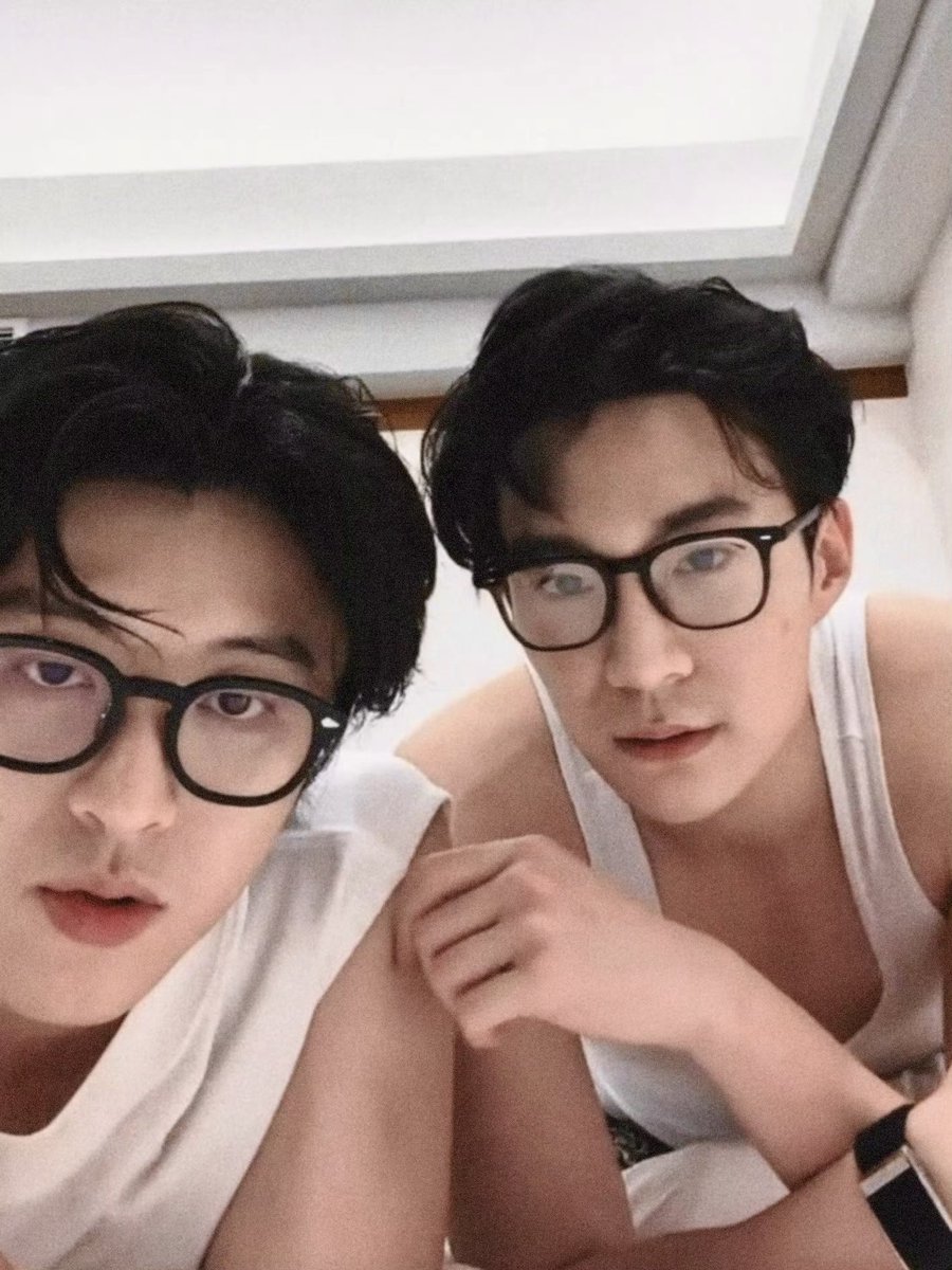 boyslovehub's tweet photo. Matthew Han and MingBo, the supporting couple from ‘Sammy’s Children’s Day,’ were spotted getting cozy at a bar in Chiang Mai. https://t.co/mSzxvzZDUK