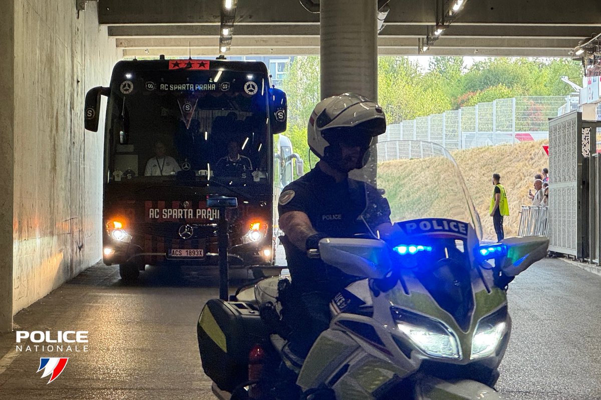 PoliceNat69's tweet photo. #Sécurisation | Ce soir, pour le début de la nouvelle saison au @GroupamaStadium, l’Olympique Lyonnais affronte le Sparta Prague 🇨🇿
Comme lors de chaque rencontre, les #policiers du Rhône sont présents pour assurer votre sécurité et celle des acteurs de ce match.
#OLSparta https://t.co/Eo0L3QsU0P
